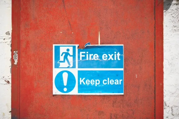 Brandwerende uitgang vrij bordje op bouwplaats deur — Stockfoto