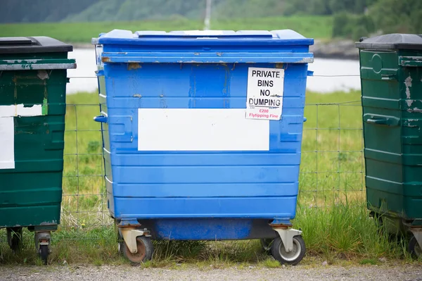 Caixas privadas sem sinal de dumping no salto azul — Fotografia de Stock