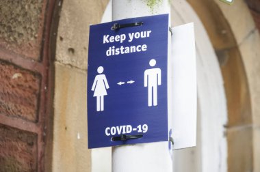 Sosyal mesafeli tabela müşterileri saygı duymalı ve güvende kalmalı.