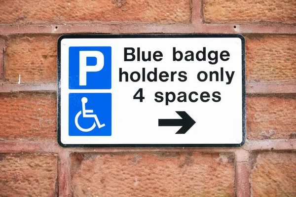 Invalide blauwe badge houder parkeerbord voor bestuurder — Stockfoto