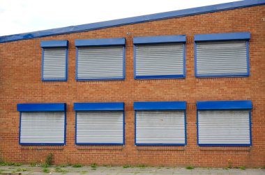 Ofis pencereleri kapandığı için kapalı.