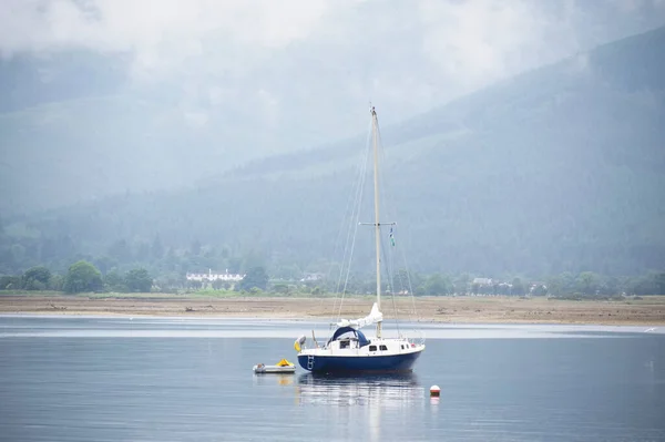 Båtar förtöjd reflektion på Garelochhead på Gare Loch — Stockfoto