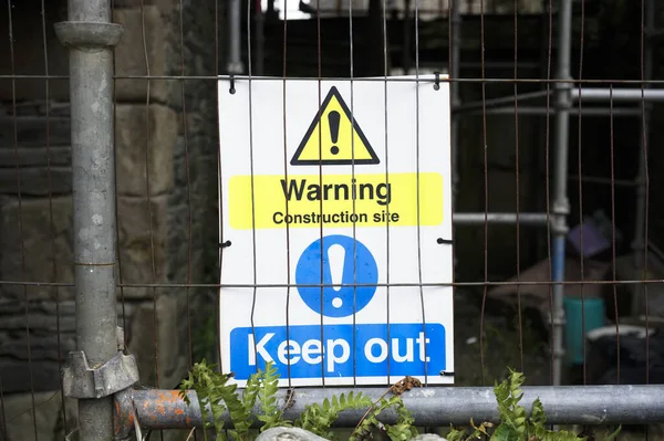 Bouw site gezondheid en veiligheid bericht regels bord bewegwijzering op hek grens — Stockfoto