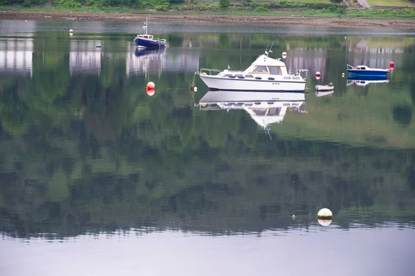Båtar förtöjd reflektion på Garelochhead på Gare Loch — Stockfoto
