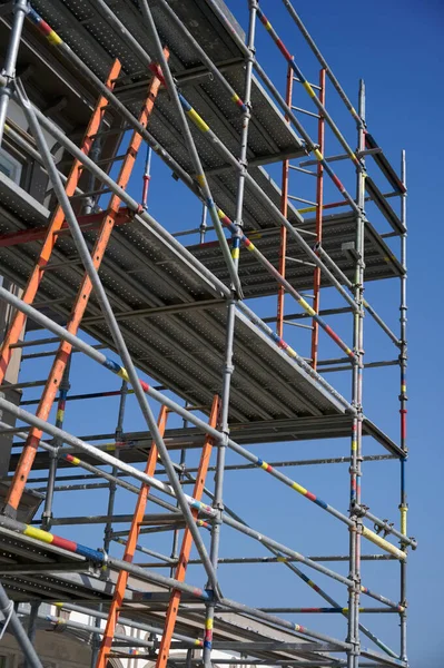 Desarrollo de andamios alrededor de la casa para un acceso seguro a los trabajos de construcción —  Fotos de Stock