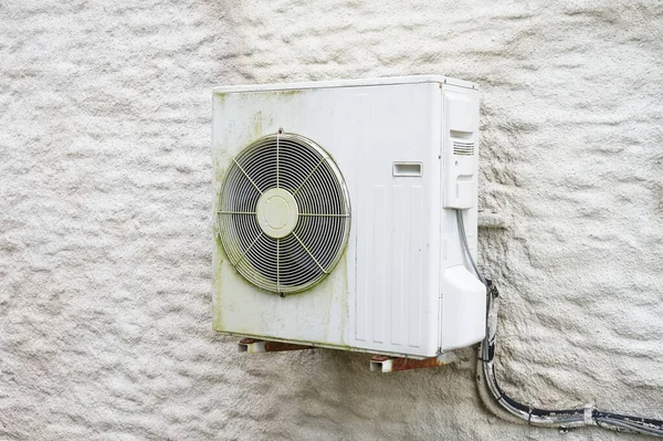 Kondenzátor egység légkondicionáló rendszer falra szerelt szabadban — Stock Fotó