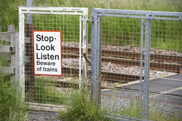鉄道駅の危険警告標識で安全道路標識を聞いて停止見てください — ストック写真