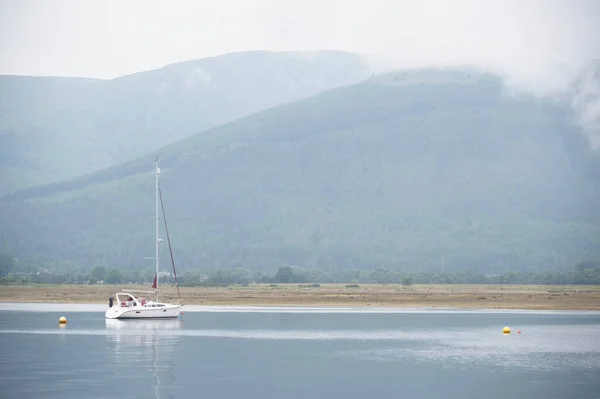 Båtar förtöjd reflektion på Garelochhead på Gare Loch — Stockfoto