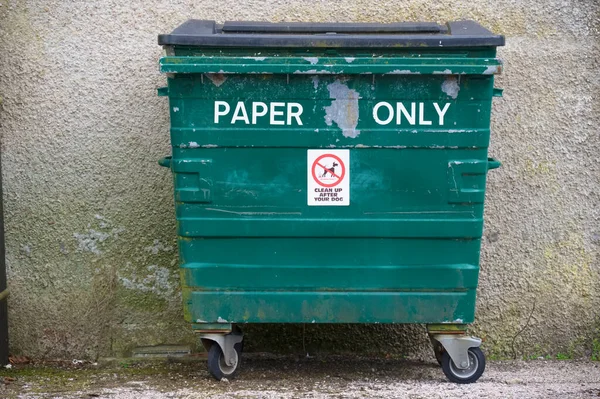 Reciclagem de papel apenas lixeira e lixeira geral — Fotografia de Stock