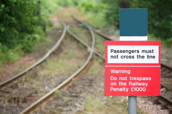 Yolcular tren istasyonunda sınırı geçmemelidir.