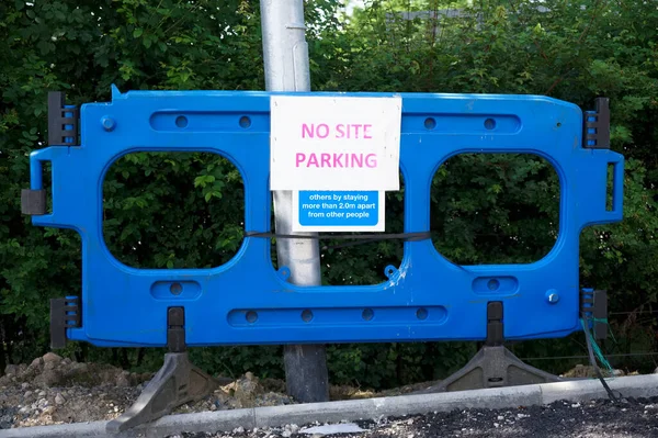 Немає знаку правила паркування на будівельному майданчику — стокове фото