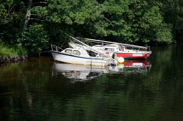 Gamla båtar försmäktar vid Loch Lomond för lugn och ro lugn och mindfulness — Stockfoto