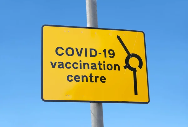 Vaccination medical centre for Covid-19 road sign — Stock Photo, Image