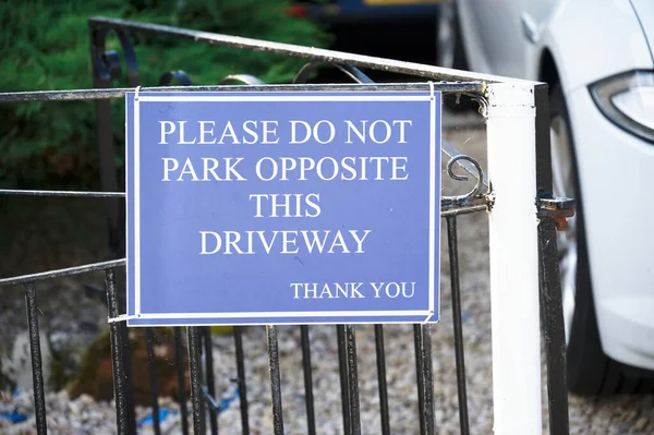 No parking private driveway sign outside house — Stock Photo, Image