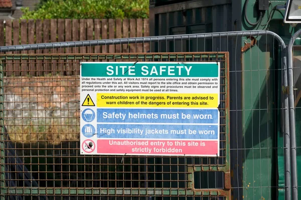 Reglas de mensaje de salud y seguridad en el sitio de construcción señalización de letreros en el límite de la valla — Foto de Stock