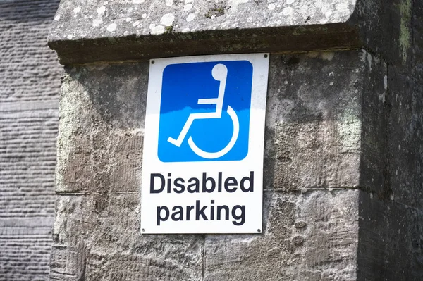 Disabili blu badge titolare segno di parcheggio per il conducente — Foto Stock