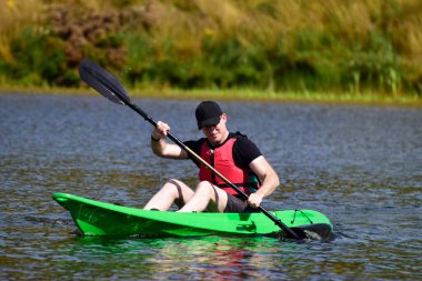 Yaz boyunca Lomond Gölü 'nde yeşil kano 