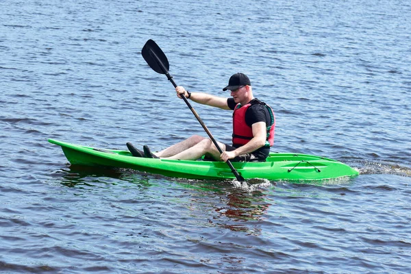 Zielony kajak w Loch Lomond latem — Zdjęcie stockowe