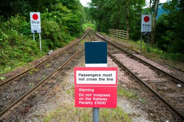 Yolcular tren istasyonunda sınırı geçmemelidir.