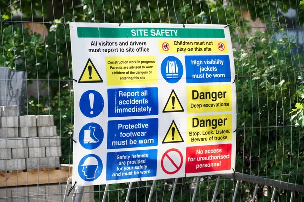 İnşaat alanı sağlık ve güvenlik mesajı kuralları çit sınırında pano tabelasını imzaladı