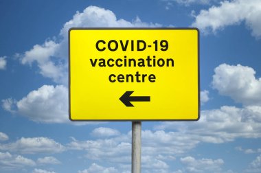 Covid-19 tabelası için aşı merkezi. 