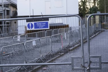 İnşaat alanı sağlık ve güvenlik mesajı kuralları çit sınırında pano tabelasını imzaladı