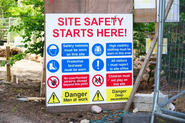 Bouw site gezondheid en veiligheid bericht regels bord bewegwijzering op hek grens — Stockfoto
