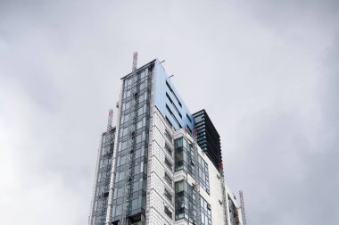 Yangına dayanıklı malzemelerle doldurulmuş yüksek katlı apartman binaları