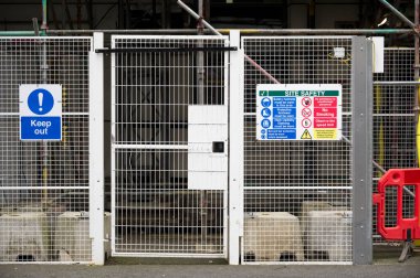 İnşaat alanına giriş kapısı ve sağlık ve güvenlik mesajı kuralları tabelasını imzalayın