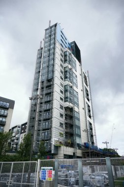 Yangına dayanıklı malzemelerle doldurulmuş yüksek katlı apartman binaları