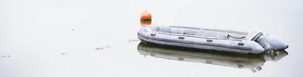 Opblaasbare groezelige reddingsboot afgemeerd in de jachthaven — Stockfoto