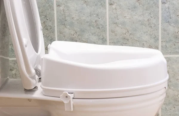 家の中で屋内で障害者の高齢者のための高さ拡張トイレ — ストック写真