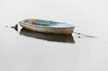 Huzur için deniz suyunda tekne sükunet için huzur ve farkındalık