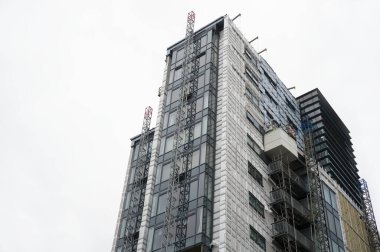 Yangına dayanıklı malzemelerle doldurulmuş yüksek katlı apartman binaları