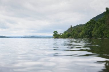 Lomond Gölü 'ndeki Culag sahilinde.