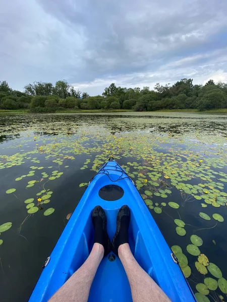 Blaues Kajak im Loch Lomond auf offenem Wasser — Stockfoto