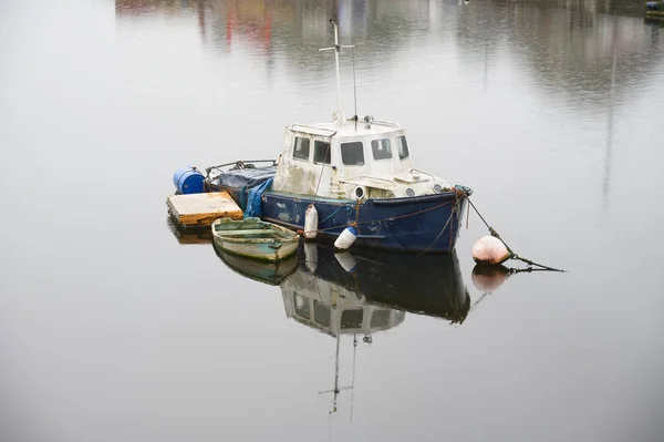 Båt i havsvatten för lugn lugn och ro — Stockfoto