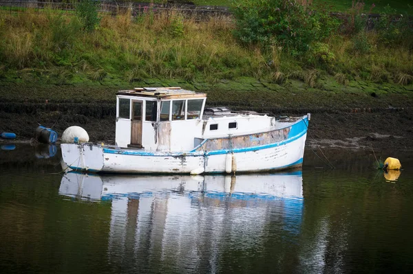 Båt i havsvatten för lugn lugn och ro — Stockfoto