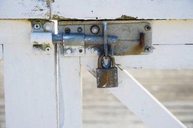Beyaz ahşap kapıya asma kilit kilidi.