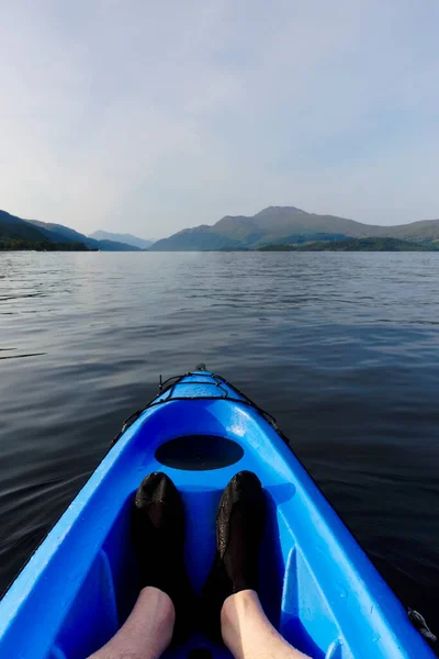 Blaues Kajak im Loch Lomond auf offenem Wasser — Stockfoto