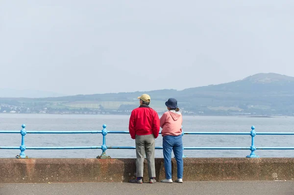 Гринок, Шотландия, Великобритания, 5 сентября 2021 года, пара в одиночестве во время ограничения covid-19 в Грин-Эйде — стоковое фото