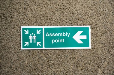 İşyeri tabelasında toplanma noktası işareti yak