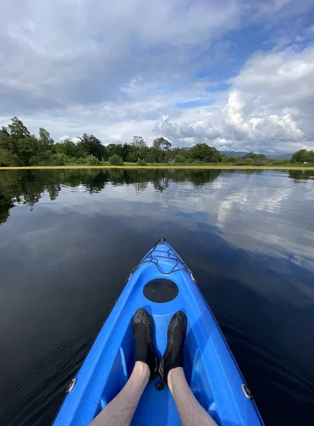 Niebieski kajak w Loch Lomond na otwartej wodzie — Zdjęcie stockowe