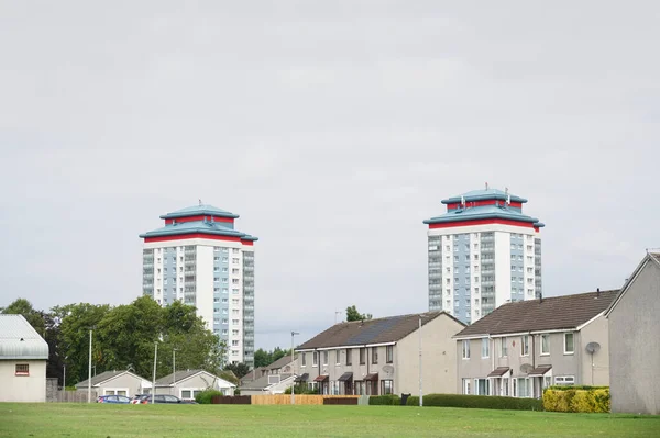 Glasgow 'daki yoksul konutlarda yüksek katlı konsey dairesi.