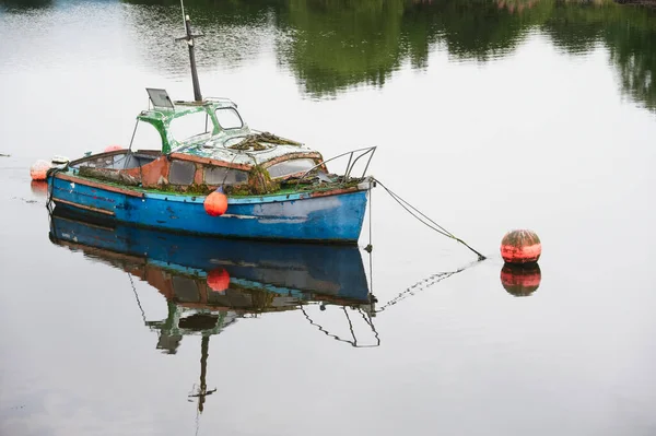 Barco en agua de mar para tranquilidad calma paz y atención plena —  Fotos de Stock