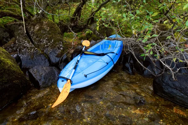 Caiaque azul em Loch Lomond em águas abertas — Fotografia de Stock