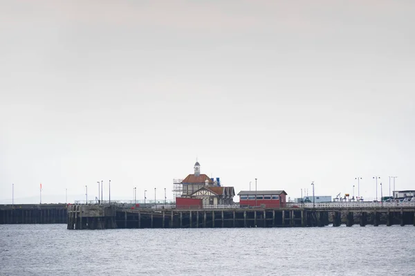 Abandoned old Victorian wooden pier building at Dunoon — Stock Photo, Image