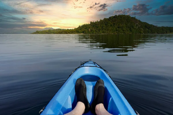 Kayak azul en el lago Lomond en aguas abiertas — Foto de Stock