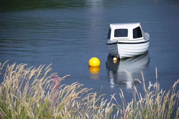 Barco en el lago para la tranquilidad calma la paz y la atención plena —  Fotos de Stock