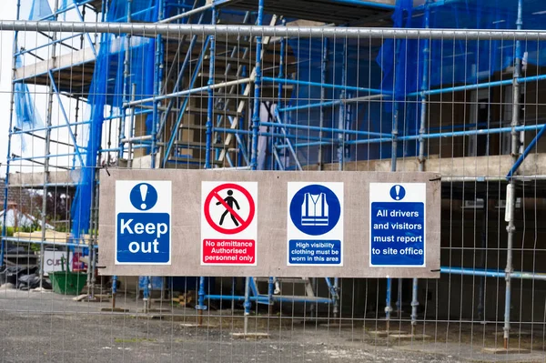 Reglas de mensaje de salud y seguridad en el sitio de construcción señalización de letreros en el límite de la valla — Foto de Stock